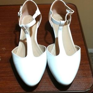 White T-bar pointed flats with buckle, 8.5